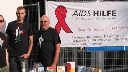 Ehrenamtler am Infostand Rainbowteam