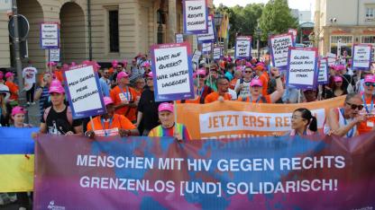 Demonstration mit Fronttransparent: "Menschen mit HIV gegen rechts - grenzenlos (und) solidarisch"