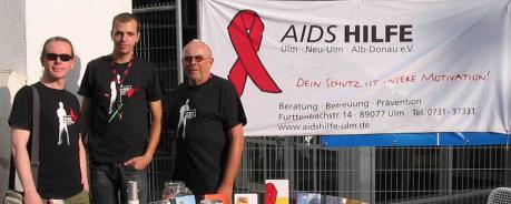 Ehrenamtler am Infostand Rainbowteam
